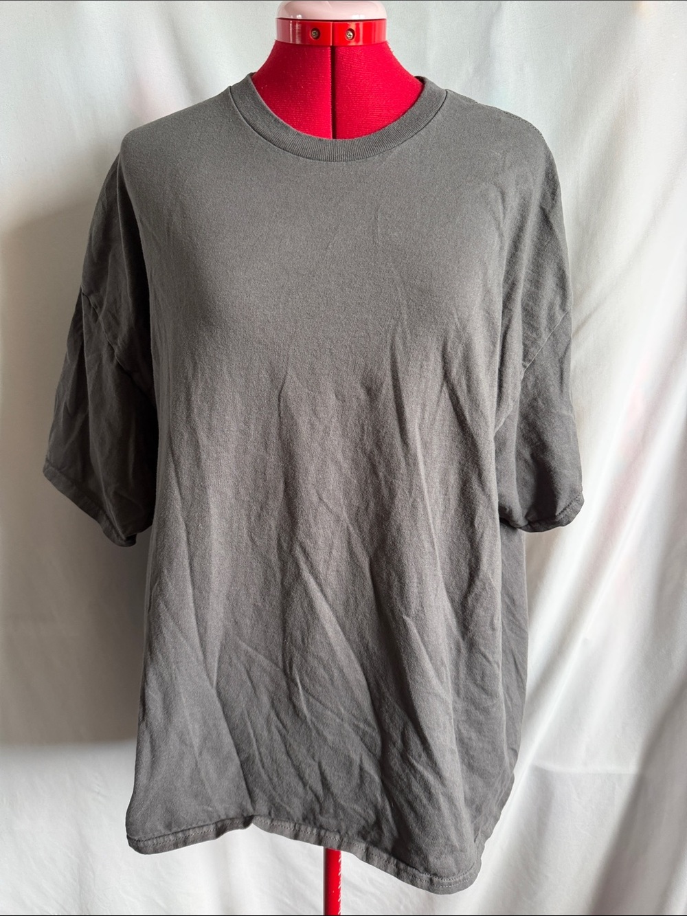 Gildan Men's Crewneck T‑Shirt in Charcoal Gray